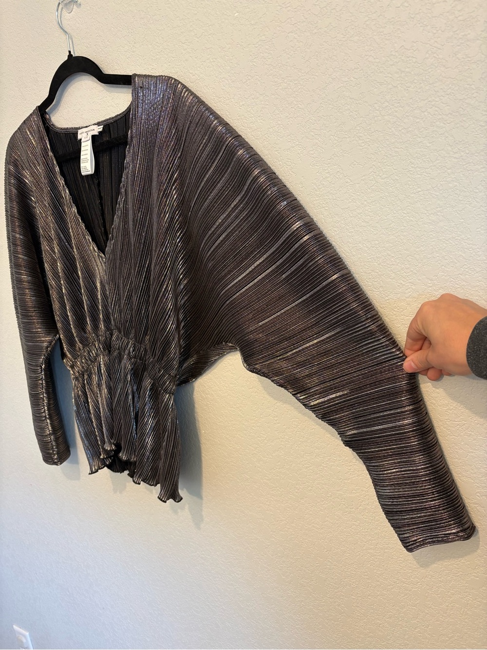 Good American Metallic Plissé Peplum Top Chrome Silver Pleated Blouse Size 1/2 - Picture 6 of 16